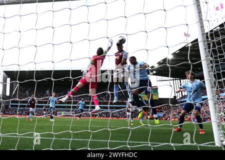 Birmingham, Großbritannien. April 2024. Ollie Watkins von Aston Villa (11) trifft und erzielt seine Teams das 3. Tor. Premier League Match, Aston Villa gegen Brentford im Villa Park in Birmingham am Samstag, den 6. April 2024 dieses Bild darf nur für redaktionelle Zwecke verwendet werden. Nur redaktionelle Verwendung, Bild von Andrew Orchard/Andrew Orchard Sportfotografie/Alamy Live News Credit: Andrew Orchard Sportfotografie/Alamy Live News Stockfoto