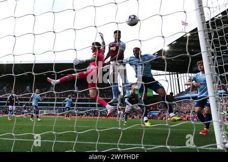Birmingham, Großbritannien. April 2024. Ollie Watkins von Aston Villa (11) trifft und erzielt seine Teams das 3. Tor. Premier League Match, Aston Villa gegen Brentford im Villa Park in Birmingham am Samstag, den 6. April 2024 dieses Bild darf nur für redaktionelle Zwecke verwendet werden. Nur redaktionelle Verwendung, Bild von Andrew Orchard/Andrew Orchard Sportfotografie/Alamy Live News Credit: Andrew Orchard Sportfotografie/Alamy Live News Stockfoto