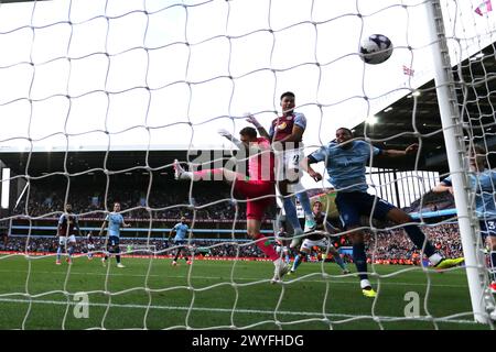 Birmingham, Großbritannien. April 2024. Ollie Watkins von Aston Villa (11) trifft und erzielt seine Teams das 3. Tor. Premier League Match, Aston Villa gegen Brentford im Villa Park in Birmingham am Samstag, den 6. April 2024 dieses Bild darf nur für redaktionelle Zwecke verwendet werden. Nur redaktionelle Verwendung, Bild von Andrew Orchard/Andrew Orchard Sportfotografie/Alamy Live News Credit: Andrew Orchard Sportfotografie/Alamy Live News Stockfoto