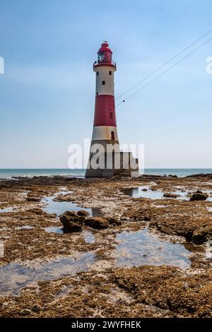 Beachy Head Lighthouse an der Küste von Sussex, bei Ebbe vom Strand aus aufgenommen Stockfoto