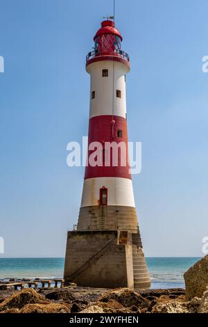 Eine Nahaufnahme des Beachy Head Lighthouse bei Ebbe, mit einem blauen Himmel über dem Himmel Stockfoto