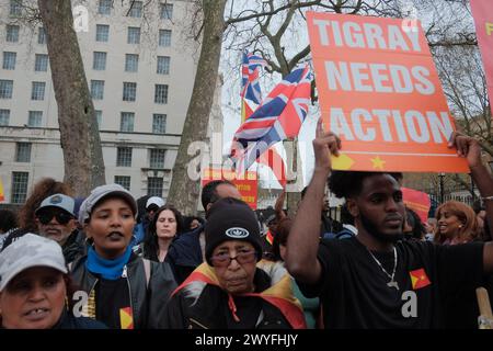 REKORDDATUM NICHT ANGEGEBEN Globale Proteste für Tigray in London Aktivisten versammeln sich vor dem Außenministerium in London für den Globalen Protest für Tigray. Im Mai 2023 hatten die kombinierten Auswirkungen von Kriegsgewalt, Hungersnöten und mangelndem Zugang zu medizinischen Hilfsmitteln schätzungsweise 162 bis 000 Menschen getötet, wobei andere Schätzungen Schätzungen bis zu 600.000 Tote erreichten. Der Protest ist ein Aufruf zum Handeln und fordert die internationale Gemeinschaft auf, die anhaltende Krise zur Kenntnis zu nehmen und zu intervenieren. London England UK Copyright: XJoaoxDanielxPereirax Stockfoto