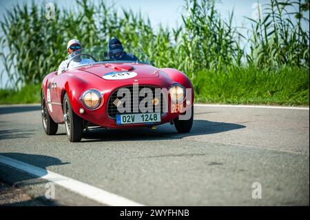 FERRARI 166 MM SPIDER VIGNALE (1953) auf den Straßen der Mille Miglia 2023, in der Nähe des Zeitkontrollpunkts Grana Monferrato Stockfoto