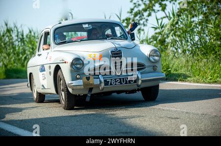 Alfa Romeo 1900 Super (1955) auf den Straßen der Mille Miglia 2023 Stockfoto