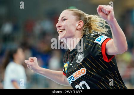 Heidelberg, Deutschland. April 2024. Handball, Frauen: Qualifikation zur Europameisterschaft, Israel - Deutschland, 1. Runde, Gruppe 2, Spieltag 2, SNP-Dome. Deutschlands Jenny Behrend feiert ein Tor. Quelle: Uwe Anspach/dpa/Alamy Live News Stockfoto