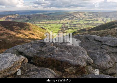 Blick über das Vale of Edale vom südlichen Rand des Kinder Scout im Peak District National Park Stockfoto