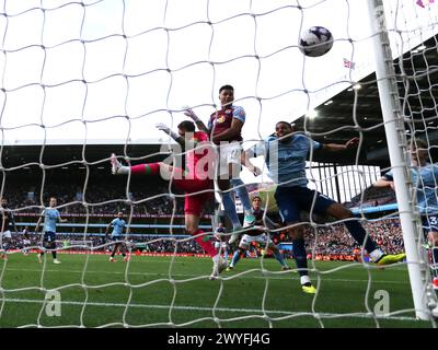 Birmingham, Großbritannien. April 2024. Ollie Watkins von Aston Villa (11) trifft und erzielt seine Teams das 3. Tor. Premier League Match, Aston Villa gegen Brentford im Villa Park in Birmingham am Samstag, den 6. April 2024 dieses Bild darf nur für redaktionelle Zwecke verwendet werden. Nur redaktionelle Verwendung, Bild von Andrew Orchard/Andrew Orchard Sportfotografie/Alamy Live News Credit: Andrew Orchard Sportfotografie/Alamy Live News Stockfoto