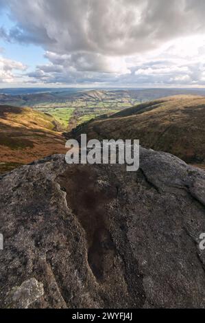 Blick über das Vale of Edale vom südlichen Rand des Kinder Scout im Peak District National Park Stockfoto