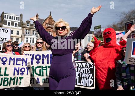 Edinburgh, Schottland, Großbritannien. April 2024. Mitglieder der Öffentlichkeit nehmen an einem Let Women Speak Protest Teil, an dem die Aktivistin Kellie-Jay Keen-Minshull, auch bekannt als Posie Parker in Edinburgh, teilnimmt. Der Protest folgt auf die Einführung des umstrittenen Hassverbrechensgesetzes und die Intervention von JK Rowling, der eine prominente Aktivistin für Frauenrechte und eine scharfe Kritikerin des Hassverbrechensgesetzes ist. Ein lauter Gegenprotest von Pro-Trans-Demonstranten fand gegenüber dem Let Women Speak Protest statt. Iain Masterton/Alamy Live News Stockfoto