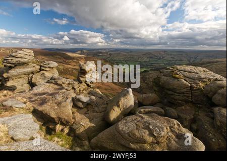 Blick über das Vale of Edale vom südlichen Rand des Kinder Scout im Peak District National Park Stockfoto