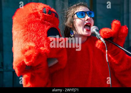 Edinburgh, Schottland, Großbritannien. April 2024. Mitglieder der Öffentlichkeit nehmen an einem Let Women Speak Protest Teil, an dem die Aktivistin Kellie-Jay Keen-Minshull, auch bekannt als Posie Parker in Edinburgh, teilnimmt. Der Protest folgt auf die Einführung des umstrittenen Hassverbrechensgesetzes und die Intervention von JK Rowling, der eine prominente Aktivistin für Frauenrechte und eine scharfe Kritikerin des Hassverbrechensgesetzes ist. Ein lauter Gegenprotest von Pro-Trans-Demonstranten fand gegenüber dem Let Women Speak Protest statt. Iain Masterton/Alamy Live News Stockfoto