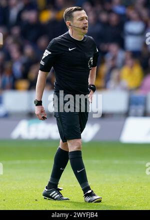 Wolverhampton, Großbritannien. April 2024. Schiedsrichter Tony Harrington während des Premier League-Spiels in Molineux, Wolverhampton. Der Bildnachweis sollte lauten: Andrew Yates/Sportimage Credit: Sportimage Ltd/Alamy Live News Stockfoto