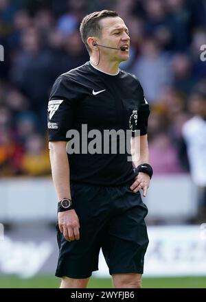 Wolverhampton, Großbritannien. April 2024. Schiedsrichter Tony Harrington während des Premier League-Spiels in Molineux, Wolverhampton. Der Bildnachweis sollte lauten: Andrew Yates/Sportimage Credit: Sportimage Ltd/Alamy Live News Stockfoto