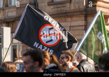 Kaiserslautern, Deutschland. April 2024. Protestzeichen gegen Rechtsextremismus. Die Allianz „Kaiserslautern gegen Rechts“ organisierte am Samstag, den 6. März um 10:30 UHR einen protestmarsch. Vielfalt und Demokratie beginnen mit einer kurzen Kundgebung am Bahnhofsvorplatz Kaiserslautern und setzen sich mit einem marsch durch die Innenstadt fort. Gustav Zygmund/Alamy News Stockfoto