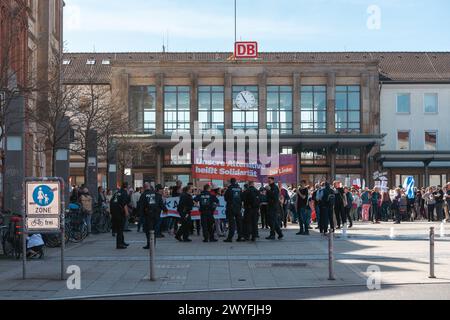 Kaiserslautern, Deutschland. April 2024. Polizei und Demonstranten warten auf den Beginn des marsches. Die Allianz „Kaiserslautern gegen Rechts“ organisierte am Samstag, den 6. März um 10:30 UHR einen protestmarsch. Vielfalt und Demokratie beginnen mit einer kurzen Kundgebung am Bahnhofsvorplatz Kaiserslautern und setzen sich mit einem marsch durch die Innenstadt fort. Gustav Zygmund/Alamy News Stockfoto