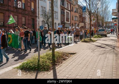 Kaiserslautern, Deutschland. April 2024. Demonstranten mit Schildern, die in Richtung Stadtzentrum marschieren. Die Allianz „Kaiserslautern gegen Rechts“ organisierte am Samstag, den 6. März um 10:30 UHR einen protestmarsch. Vielfalt und Demokratie beginnen mit einer kurzen Kundgebung am Bahnhofsvorplatz Kaiserslautern und setzen sich mit einem marsch durch die Innenstadt fort. Gustav Zygmund/Alamy News Stockfoto