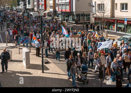 Kaiserslautern, Deutschland. April 2024. Eine große Gruppe von Personen nahm an der Demonstration Teil. Die Allianz „Kaiserslautern gegen Rechts“ organisierte am Samstag, den 6. März um 10:30 UHR einen protestmarsch. Vielfalt und Demokratie beginnen mit einer kurzen Kundgebung am Bahnhofsvorplatz Kaiserslautern und setzen sich mit einem marsch durch die Innenstadt fort. Gustav Zygmund/Alamy News Stockfoto