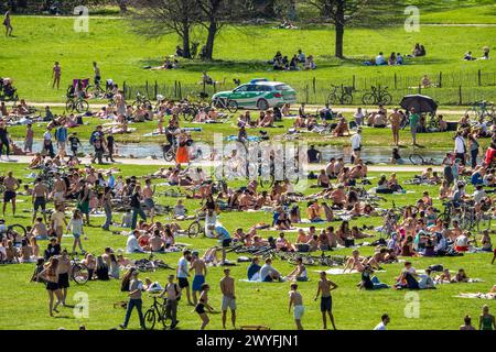 Frühling im Englischen Garten, Rekordtemperaturen bis 27 Grad, große Liegewiese, Wochenende, München, April 2024 Deutschland, München, April 2024 Sommerwetter im Frühling, Rekordtemperaturen bis 27 Grad, Blick vom Monopteros auf die große Liegewiese im Englischen Garten, alle genießen die Sonne am Wochenende, viele liegen am Eisbach, sonnen sich, machen Sport, alles wird grün, ein Polizeiauto fährt Streife, Wochenende, Samstag, Samstagnachmittag, Bayern *** Frühling im Englischen Garten, Rekordtemperaturen bis 27 Grad, große Liegewiese, Wochenende, München, April 2024 Deutschland, München, Ap Stockfoto