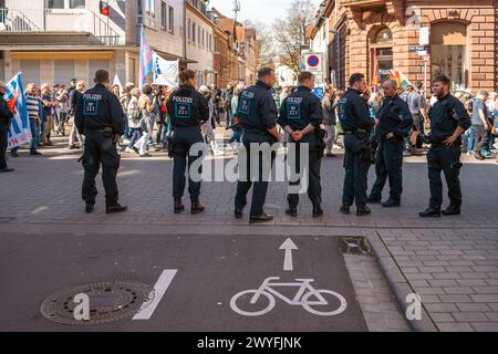 Kaiserslautern, Deutschland. April 2024. Eine Reihe von Polizisten in der Richard-Wagner-Straße während des protestmarsches. Die Allianz „Kaiserslautern gegen Rechts“ organisierte am Samstag, den 6. März um 10:30 UHR einen protestmarsch. Vielfalt und Demokratie beginnen mit einer kurzen Kundgebung am Bahnhofsvorplatz Kaiserslautern und setzen sich mit einem marsch durch die Innenstadt fort. Gustav Zygmund/Alamy News Stockfoto