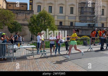 Montpellier, Frankreich. April 2024. Ein Läufer feuerte während des Ekiden Staffelrennens beim Montpellier Run Festival von einem begeisterten Zuschauer an. Credit ReportageMPL/Alamy Live News Stockfoto