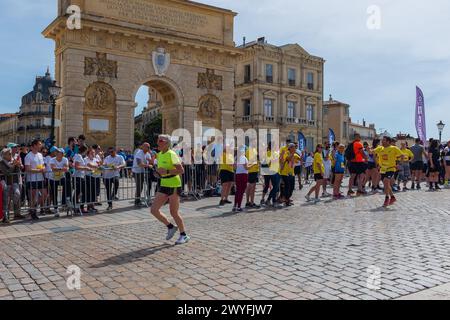 Montpellier, Frankreich. April 2024. Ekiden-Staffelteilnehmer laufen am Triumphbogen vorbei, und die Öffentlichkeit jubelte sie an. Credit ReportageMPL/Alamy Live News Stockfoto