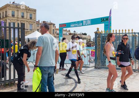 Montpellier, Frankreich. April 2024. Läufer, die das Staffelrennen in Ekiden beendeten, kamen im Dorf Montpellier Run Festival, Promenade du Peyrou, an. Credit ReportageMPL/Alamy Live News Stockfoto