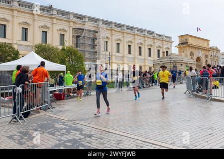 Montpellier, Frankreich. April 2024. Ekiden Staffelteilnehmer laufen während des Montpellier Run Festivals in der Rue de la Blottiere. Credit ReportageMPL/Alamy Live News Stockfoto