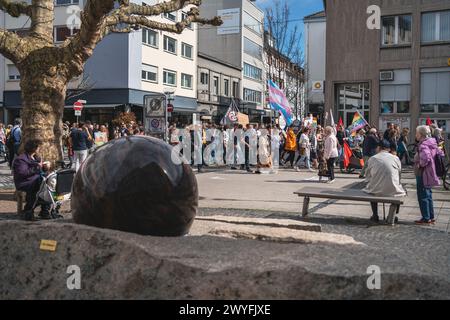 Kaiserslautern, Deutschland. April 2024. Der protestmarsch ist in die Eisenbahn eingedrungen. Die Allianz „Kaiserslautern gegen Rechts“ organisierte am Samstag, den 6. März um 10:30 UHR einen protestmarsch. Vielfalt und Demokratie beginnen mit einer kurzen Kundgebung am Bahnhofsvorplatz Kaiserslautern und setzen sich mit einem marsch durch die Innenstadt fort. Gustav Zygmund/Alamy News Stockfoto