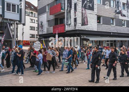 Kaiserslautern, Deutschland. April 2024. Prosestoren kommen in der Altstadt von Kaiserslautern an. Die Allianz „Kaiserslautern gegen Rechts“ organisierte am Samstag, den 6. März um 10:30 UHR einen protestmarsch. Vielfalt und Demokratie beginnen mit einer kurzen Kundgebung am Bahnhofsvorplatz Kaiserslautern und setzen sich mit einem marsch durch die Innenstadt fort. Gustav Zygmund/Alamy News Stockfoto