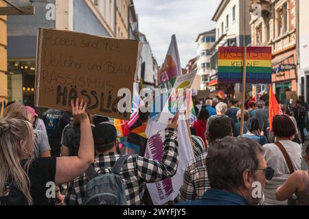 Kaiserslautern, Deutschland. April 2024. Demonstranten mit Zeichen gegen Rassismus während der Demonstration. Die Allianz „Kaiserslautern gegen Rechts“ organisierte am Samstag, den 6. März um 10:30 UHR einen protestmarsch. Vielfalt und Demokratie beginnen mit einer kurzen Kundgebung am Bahnhofsvorplatz Kaiserslautern und setzen sich mit einem marsch durch die Innenstadt fort. Gustav Zygmund/Alamy News Stockfoto