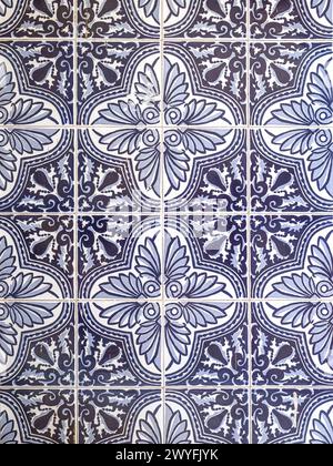 Ein Muster aus traditionellen blauen, blumigen spanischen Fliesen an einer Wand Stockfoto