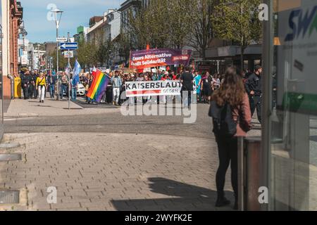 Kaiserslautern, Deutschland. April 2024. Blockierte Eisenbahn (Straße) während des protestmarsches. Die Allianz „Kaiserslautern gegen Rechts“ organisierte am Samstag, den 6. März um 10:30 UHR einen protestmarsch. Vielfalt und Demokratie beginnen mit einer kurzen Kundgebung am Bahnhofsvorplatz Kaiserslautern und setzen sich mit einem marsch durch die Innenstadt fort. Gustav Zygmund/Alamy News Stockfoto