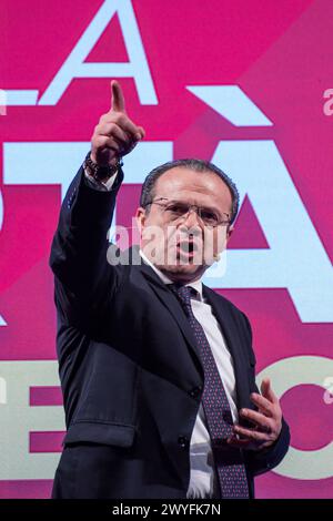 Rom, Italien. April 2024. Cateno de Luca, Bürgermeister von Taormina und Führer der Partei Süd-Anrufe Nord (Sud Chiama Nord), spricht von der Bühne während der Eröffnungsveranstaltung des Wahlkampfes der Liste der 'Freiheit' für die Europawahlen vom 8. Und 9. Juni 2024. Die Liste der "Freiheit" umfasst siebzehn Bewegungen und kleine italienische politische Parteien. Quelle: SOPA Images Limited/Alamy Live News Stockfoto