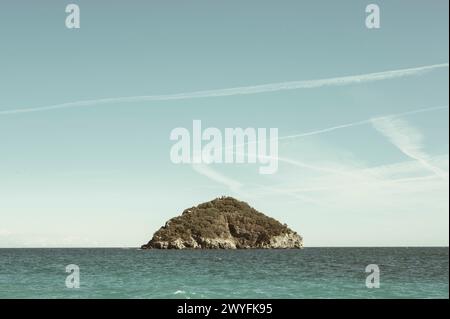 Panorama vor der Insel Bergeggi nur wenige Meter vom Strand Spotorno (Ligurien, Italien) entfernt Stockfoto