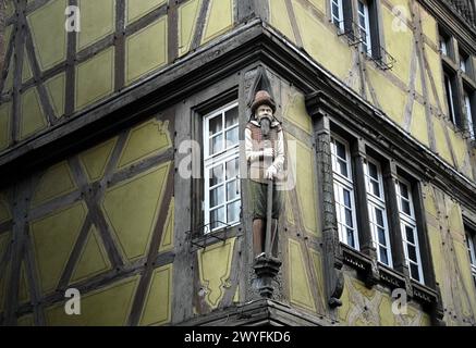 Antike Holzfigur an der Fassade des historischen Pfister-Hauses in Colmar, Elsass Frankreich. Stockfoto