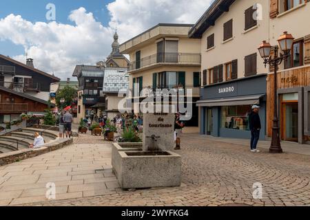 Straßenblick auf die Bergstadt, bekannt als Skigebiet in der Nähe des Mont Blanc in den französischen Alpen mit Touristen im Sommer, Megeve, Haute Savoie, Frankreich Stockfoto