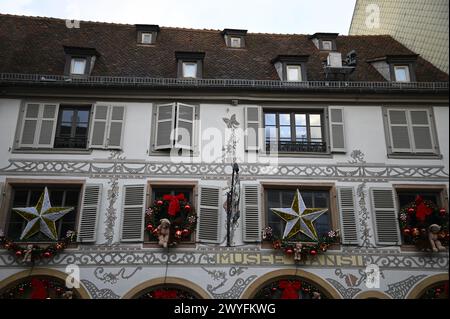 Festliche Weihnachtsdekoration an der Fassade des berühmten Hansi-Museums in Colmar, Elsass Frankreich. Stockfoto