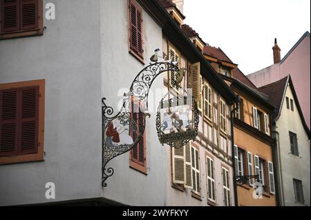 Antikes handgefertigtes schmiedeeisernes Schild eines lokalen Ladens in Colmar, Elsass Franc Stockfoto