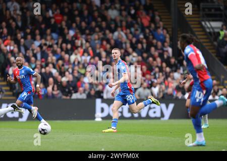 London, Großbritannien. April 2024. Adam Wharton von Crystal Palace am Ball während des Premier League-Spiels zwischen Crystal Palace und Manchester City im Selhurst Park, London, England am 6. April 2024. Foto von Joshua Smith. Nur redaktionelle Verwendung, Lizenz für kommerzielle Nutzung erforderlich. Keine Verwendung bei Wetten, Spielen oder Publikationen eines einzelnen Clubs/einer Liga/eines Spielers. Quelle: UK Sports Pics Ltd/Alamy Live News Stockfoto