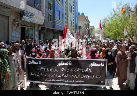 Mitglieder der Großen Gesundheitsallianz Balochistan demonstrieren gegen die Privatisierung des staatlichen Krankenhauses, die am Samstag, den 6. April 2024, im Pressesaal Quetta stattfand. Stockfoto