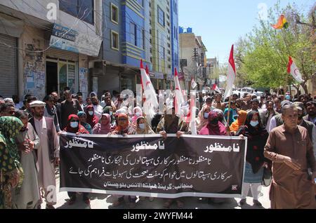 Mitglieder der Großen Gesundheitsallianz Balochistan demonstrieren gegen die Privatisierung des staatlichen Krankenhauses, die am Samstag, den 6. April 2024, im Pressesaal Quetta stattfand. Stockfoto