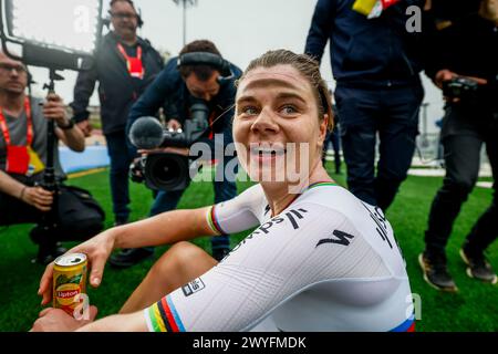 Roubaix, Frankreich. April 2024. Die 4. Ausgabe des Frauen-Elite-Rennens des Radrennens „Paris-Roubaix“, 148, 5 km von Denain nach Roubaix, Frankreich am Samstag, den 06. April 2024. BELGA FOTOPOOL ETIENNE GARNIER Credit: Belga Nachrichtenagentur/Alamy Live News Stockfoto