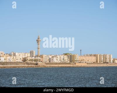 Playa Santa Maria del Mar. Ein Blick auf das Cadiz-Ufer in Spanien und den Blick auf Playa Santa Maria del Mar, TV-Telekommunikationsturm und Hotels Stockfoto