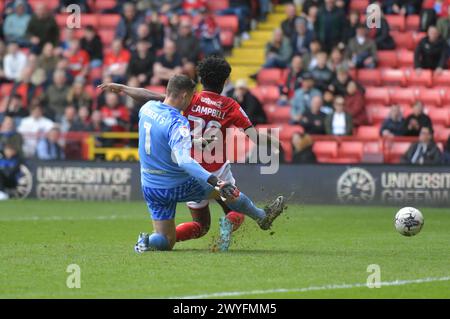 London, England. April 2024. Tyreece Campbell von Charlton Athletic wird von Liam Roberts aus Barnsley während des Spiels zwischen Charlton Athletic und Barnsley in der Sky Bet EFL League One angegriffen. Kyle Andrews/Alamy Live News Stockfoto