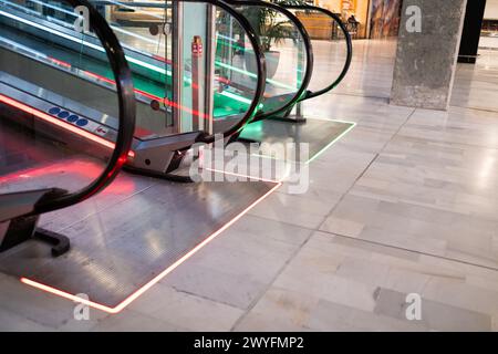 Details zum Zugang zur Rolltreppe in einem Einkaufszentrum. Auf- und Abstieg. Zugangslichter grün, Ausgangslichter rot. Einkaufsmöglichkeiten und Spaziergänge mit guter Erreichbarkeit Stockfoto