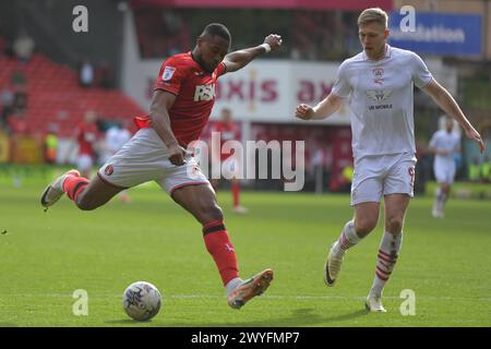 London, England. April 2024. Chuks Aneke von Charlton Athletic und Sam Cosgrove von Barnsley während des Sky Bet EFL League One Spiels zwischen Charlton Athletic und Barnsley. Kyle Andrews/Alamy Live News Stockfoto