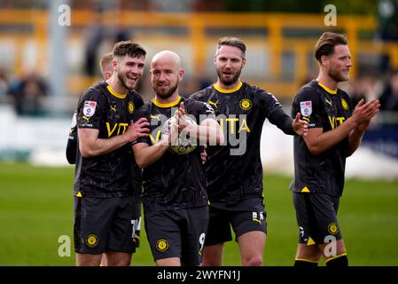 Von links nach rechts, Stockport County's Ethan Pye, Paddy Madden (Mitte) Nick Powell (zweiter rechts) und Fraser Horsfall (rechts) nach dem letzten Pfiff während des Spiels der Sky Bet League Two im VBS Community Stadium, Sutton. Bilddatum: Samstag, 6. April 2024. Stockfoto