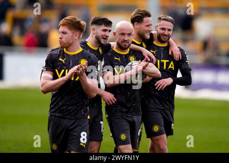 Von links nach rechts, Stockport County Ethan Pye (zweiter links), Paddy Madden (Mitte) Nick Powell (zweiter rechts) und Fraser Horsfall (rechts) nach der letzten Pfeife während des Spiels der Sky Bet League Two im VBS Community Stadium, Sutton. Bilddatum: Samstag, 6. April 2024. Stockfoto