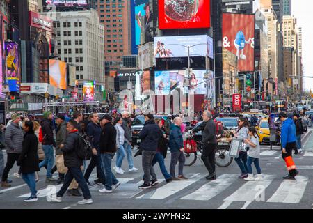 Ständiger Straßenverkehr am Toimes Square, New York City. Stockfoto