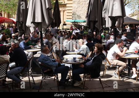 © PHOTOPQR/LA PROVENCE/CYRIL SOLLIER ; Aix-en-Provence ; 06/04/2024 ; Illustration générique sur la fréquentation des terrasses de Bars et Restaurant en ce Weekend de fortes températures. Frankreich, 6. april 2024 Temperaturen, die eher an Juni erinnern als an April. Dieses Wochenende am Samstag, den 6. April und Sonntag, den 7. April, verspricht in ganz Frankreich besonders heiß zu werden, mit Temperaturen, die manchmal 30 Grad erreichen. Ein ungewöhnlicher Hitzegipfel, der manchmal um mehr als 10 Grad über den saisonalen Normen liegt, beweist, ob eine solche erforderlich ist, um die Auswirkungen des Klimawandels zu erkennen. Stockfoto